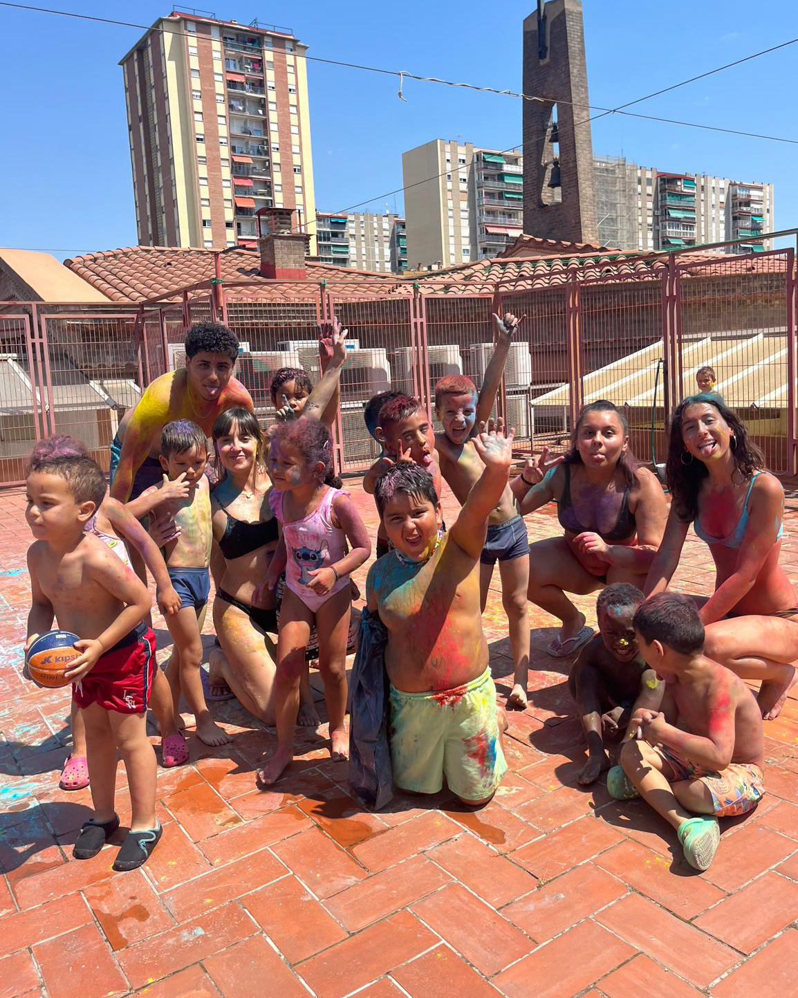 Infants participant en una festa Holi