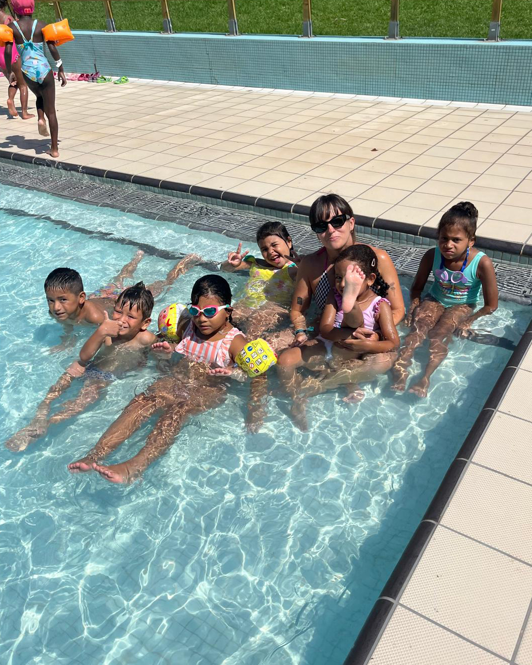 Infants jugant a la piscina del casal d'estiu