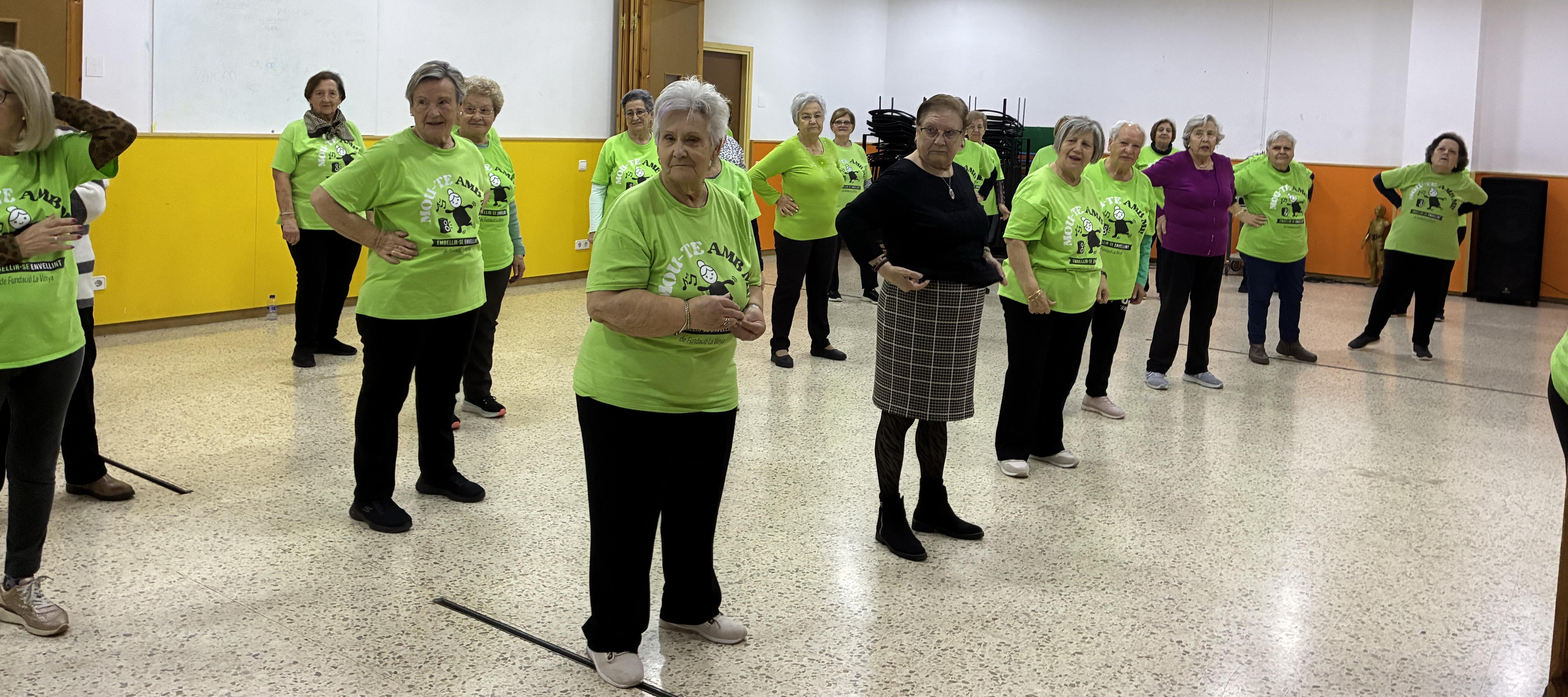 el grup de Zumba rep a la representant de la Fundació Sagrada Família