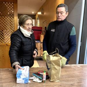 Persones voluntèries atenent les famílies