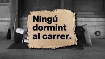 Níngú dormint al carrer