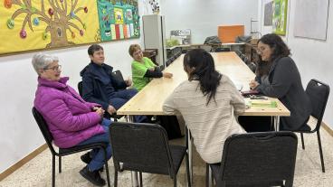 Conversant amb dues voluntàries de La Vinya